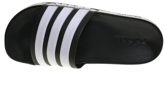 Tongs Adidas noires avec trois bandes blanches sur le dessus et logo Adidas, vue de côté.