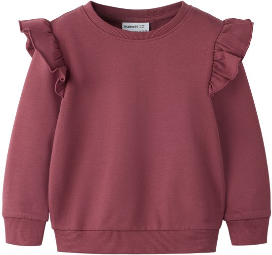 Roze trui met ruches op de schouders en label met 'name it'.