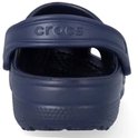 Sabot Crocs bleu marine avec semelle Croslite et bride talon rotative avec logo.