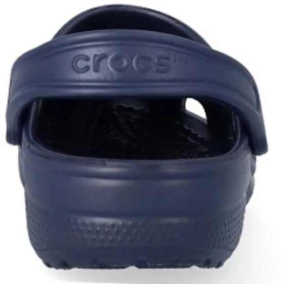 Sabot Crocs bleu marine avec semelle Croslite et bride talon rotative avec logo.