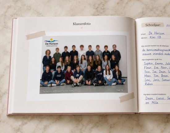 Klasfoto van een grote groep middelbare scholieren en docenten, zittend en staand. Tekst: 'De Horizon Middelbare School 2024-2025 Klas 1B'.