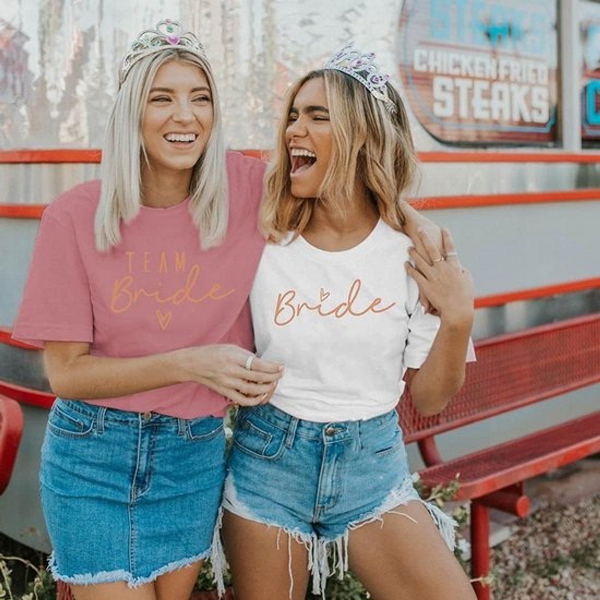 T-shirt houtachtig design met kleuren – losvallend damesmodel voor vrijgezellenfeest of casual dagelijks gebruik