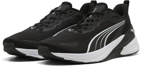 Zwarte PUMA Action Pro sportschoenen met witte details, ademend bovenwerk van mesh en dikke witte zool.
