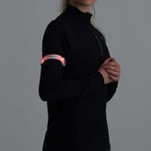 Vrouw met zwarte sporttop, draagt een witte Rogelli armband met rode LED-verlichting om haar linkerarm.