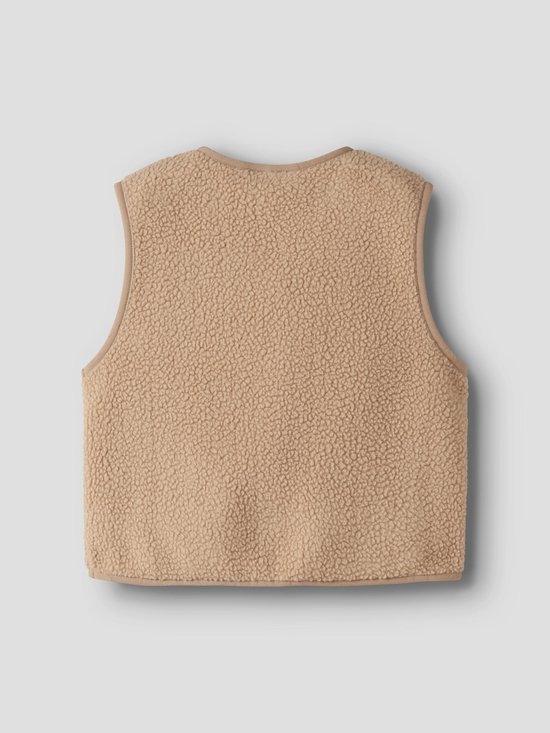 Achterkant van een beige teddy gilet met drukknoopsluiting en een 'Adventure' patch.