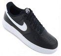 Zwarte leren Nike Air Force 1 sneaker met witte zool, witte Nike swoosh en witte hiel.
