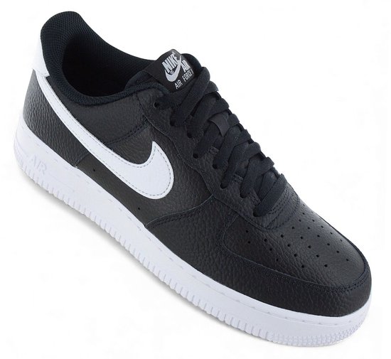 Zwarte leren Nike Air Force 1 sneaker met witte zool, witte Nike swoosh en witte hiel.
