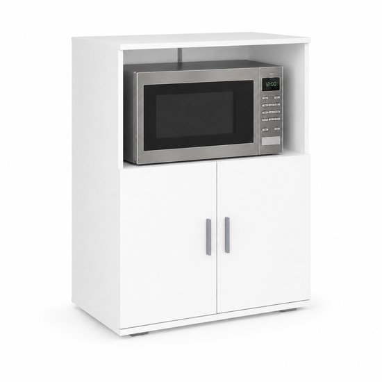Witte keukenkast met een magnetron op de open plank en gesloten deuren eronder, gefotografeerd op een witte achtergrond.
