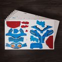 Stapel vellen met onderdelen van de blauwe, geometrische kat puzzel. De vellen bevatten delen van de kat, ogen, en patronen.