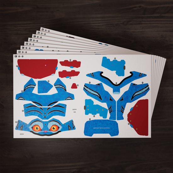 Stapel vellen met onderdelen van de blauwe, geometrische kat puzzel. De vellen bevatten delen van de kat, ogen, en patronen.