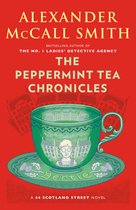 Boekomslag met "The Peppermint Tea Chronicles" door Alexander McCall Smith. Een groene theekop met een illustratie van Bertie en gebouwen, op een rode achtergrond.