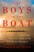 Boekcover van "The Boys in the Boat", met de titel in rode letters boven een afbeelding van een roeiploeg op het water bij zonsopgang.