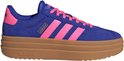 Blauwe Adidas VL Court Bold damessneaker met roze strepen, roze hielaccent en dikke bruine zool.