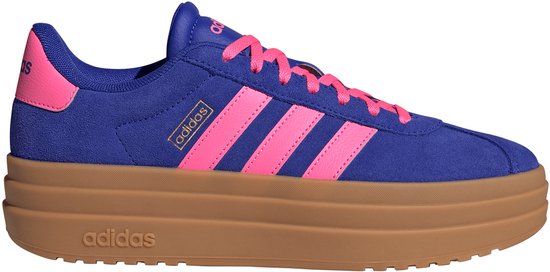 Blauwe Adidas VL Court Bold damessneaker met roze strepen, roze hielaccent en dikke bruine zool.
