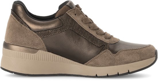 Bruine Gabor sneaker met suède en metallickleurige details, veters en een beige sleehakzool.