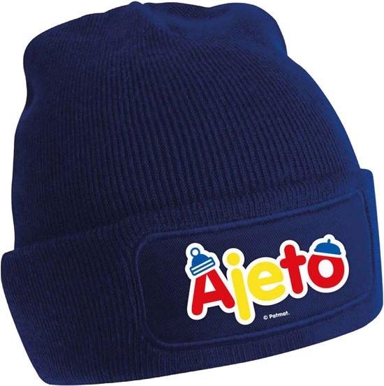 Donkerblauwe gebreide muts met omslag en het "A Je To" logo in kleuren met rode letters en een blauwe dop.
