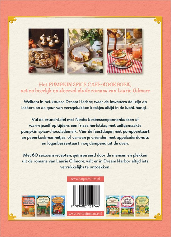 Achterkant van "Het Pumpkin Spice Café Kookboek", met afbeeldingen van gebak en recepten, en een beschrijving van de inhoud en de auteur.