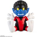Schattige, cartoonachtige figuur met blauwe huid, zwarte haren en een rood-zwarte outfit.