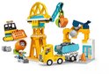 Gele vrachtwagen met aanhanger, cementmixer, gele graafmachine, kraan en constructiespeelgoed.