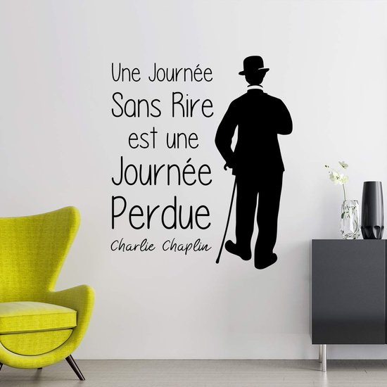 SnelShoppen - Muursticker Zelfklevend Citaat Zwart 65x55 cm - Wanddecoratie met Charlie Chaplin Quote 'Ein Tag ohne Lachen ist ein verloren Tag' voor