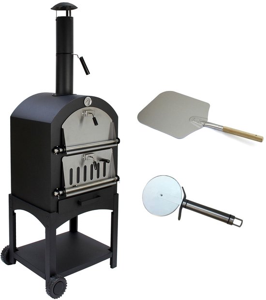 Zwarte pizzaoven met schoorsteen en accessoires: pizzaschep en pizzasnijder. Oven staat op een onderstel met wieltjes.