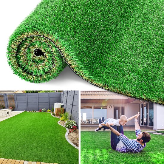 Opgerolde mat kunstgras. Gezinnen genieten van het kunstgras in de tuin en op het gazon. Een vader en kind spelen.