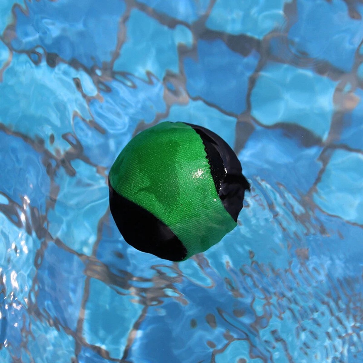 Herbruikbare stuiterbal voor buiten en op het strand – 4-pack – Speelgoed voor zwembad en watersport – Zachte zwembal – Waterspeelgoed voor kinderen en volwassenen-Rood, groen, geel, blauw – foto 6