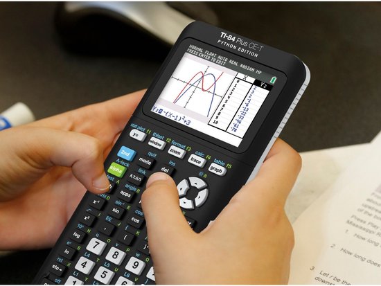 Zwarte TI-84 Plus CE-T grafische rekenmachine met twee grafieken, gebruikt door handen.