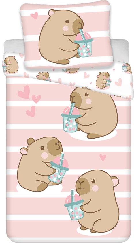 Gevouwen wit dekbedovertrek met roze strepen en een print van capybara's die bubbelthee drinken.