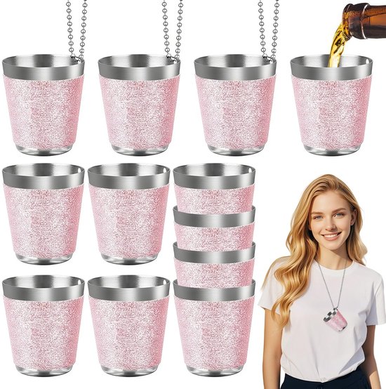 Twaalf roze glitter shotglaasjes van roestvrij staal, met zilverkleurige randen en kettingen. Een vrouw draagt er een om haar nek.