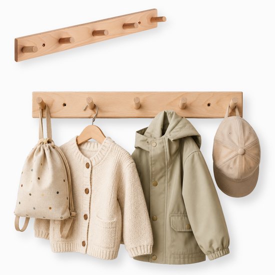 Op witte achtergrond: een houten kapstok met 5 knoppen met een rugzak, vest, jas en pet.