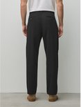 Achterkant van een zwarte chino broek met twee paspelzakken met knoop op een model.