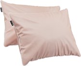 Twee roze kussenslopen met witte bies, gestyled op een witte achtergrond.