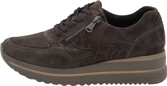 Bruine suède sneaker met luipaardprint details, rits en veters.