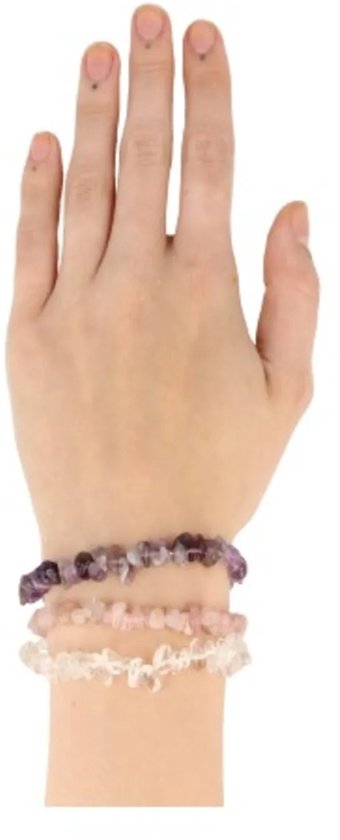 Hand met paarse, witte en roze armbanden met steentjes.