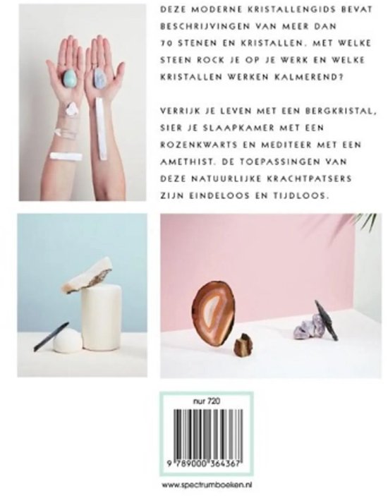 Boekomslag met op de voorgrond twee handen die kristallen vasthouden. Op de achtergrond verschillende arrangementen van kristallen op roze en blauwe achtergronden.