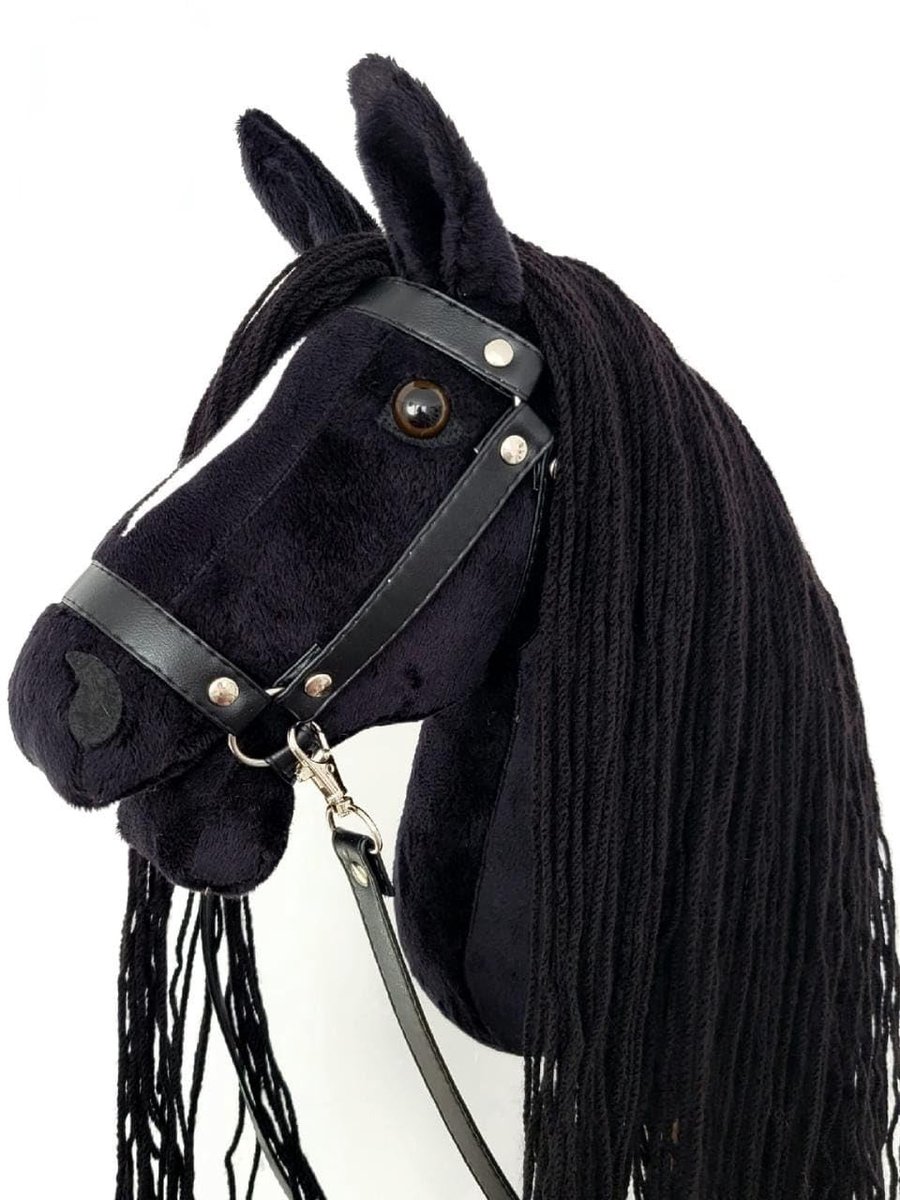 Omgoods - Hobby Paard Ikar Large Set met Zwart Harnas en Appel - Speelgoed voor Kinderen 3-10 Jaar
