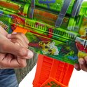 Close-up van een hand die een oranje Nerf-magazijn met groen zombie-thema vastpakt.