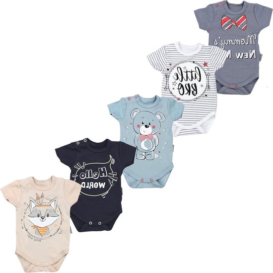 Set van vijf babyrompertjes in verschillende kleuren en prints met dieren, tekst en streepjespatronen.