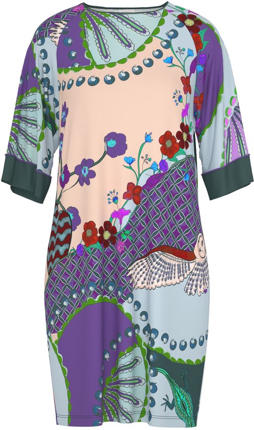 Kort, wijd jurkje met veelkleurige print van bloemen, patronen, een uil en een hagedis. Gedetailleerde print met rode bloemen en blauwe bessen.