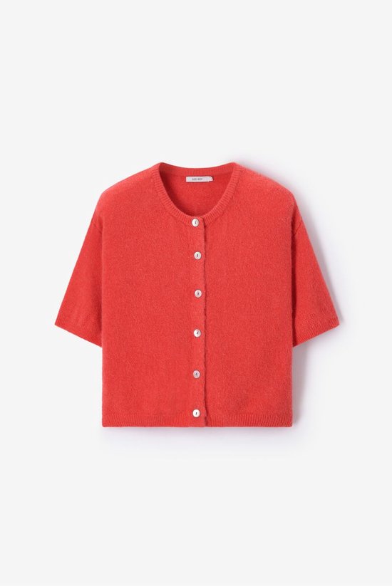 Cardigan en tricot corail à manches courtes et boutons blancs, photographié de face.