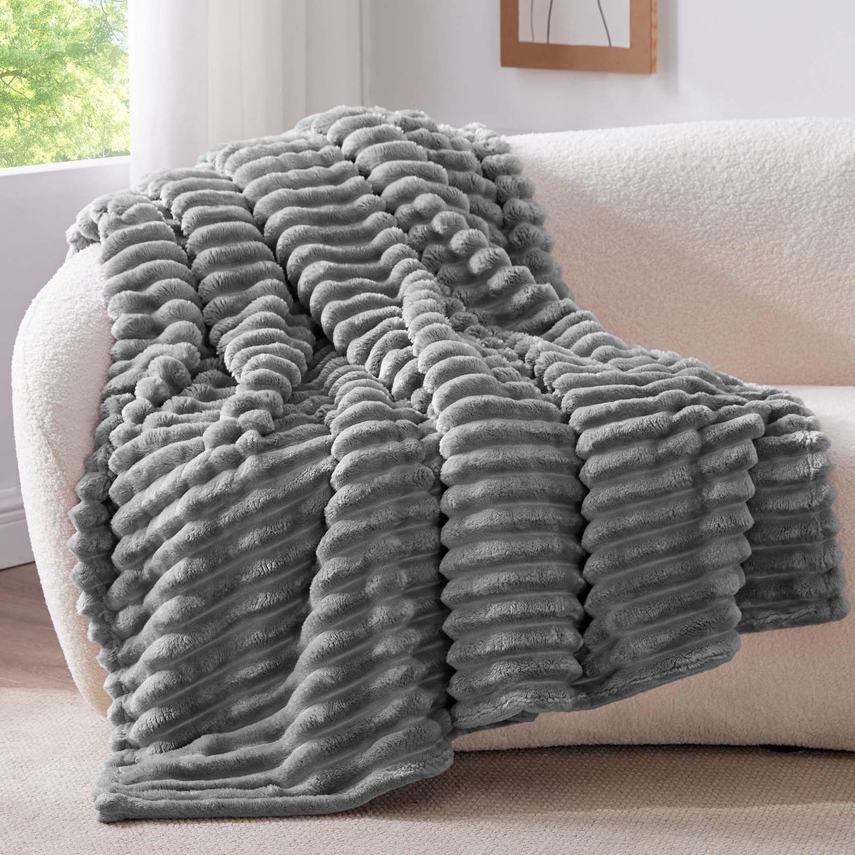Famanu Gestreepte decoratieve flanellen fleece deken voor op bed en bank, 150 x 200 cm, grijs