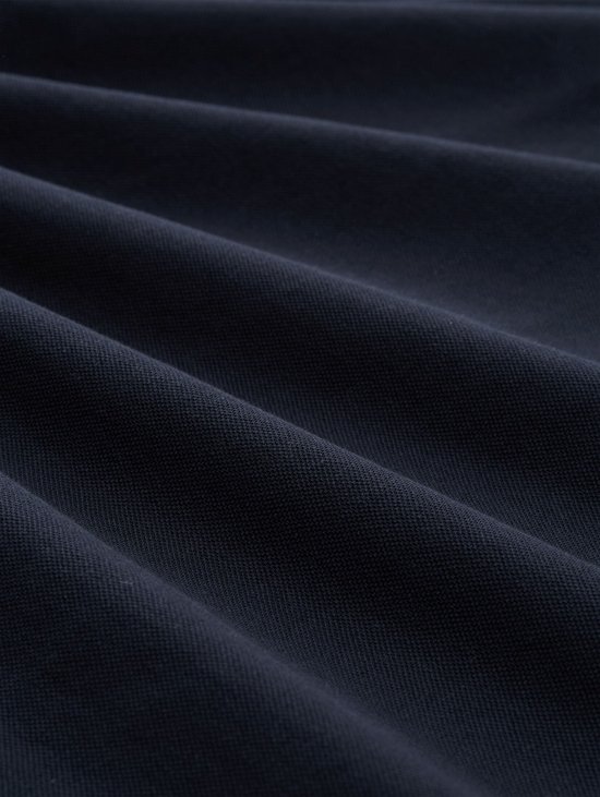 Donkerblauwe, zachte stof met subtiele textuur.