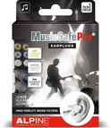 Verpakking van Alpine MusicSafe Pro oordoppen met transparante muziekfilters. Zicht op muziekfilters met SNR 16, 19 en 22. Een artiest wordt op de verpakking getoond, spelend op een gitaar.