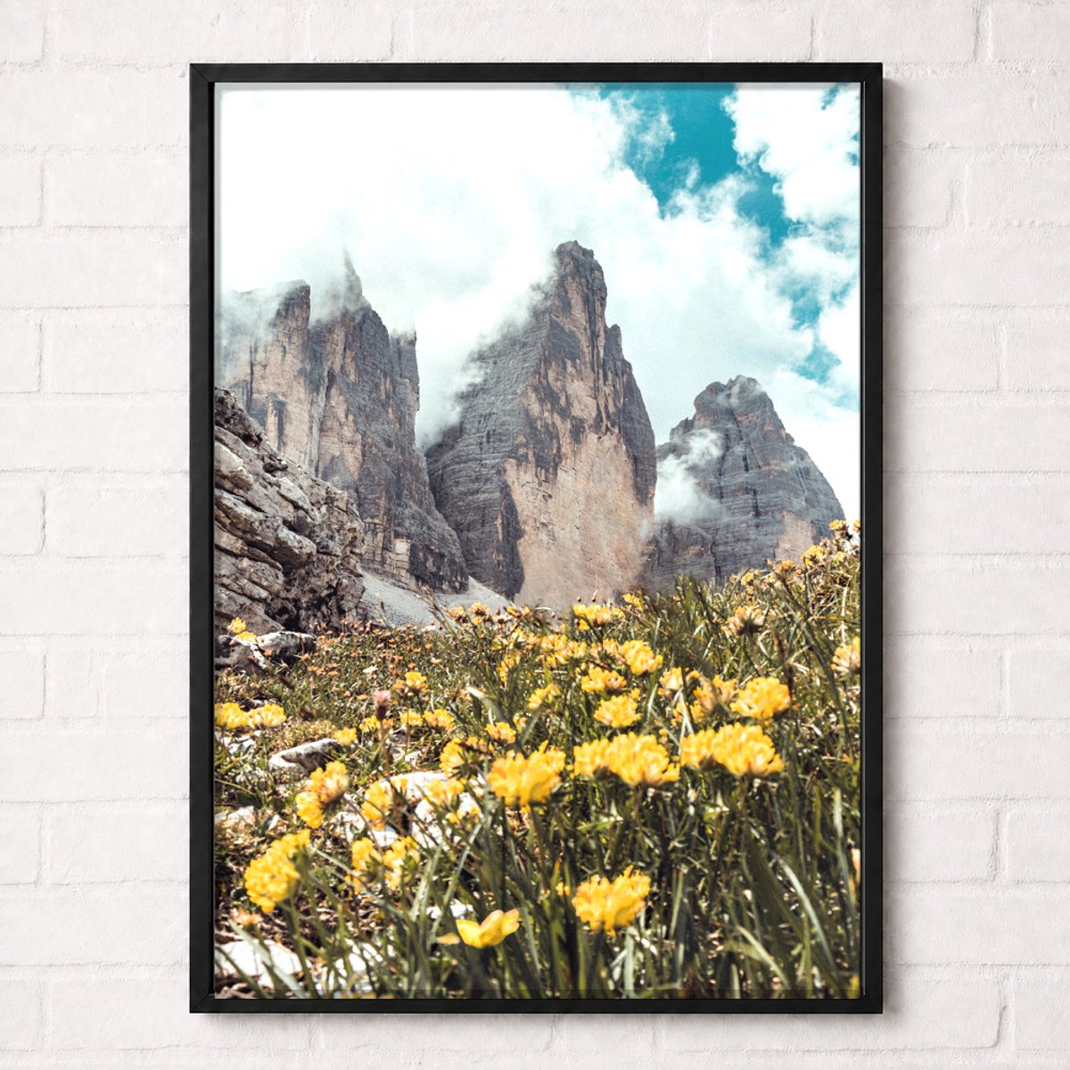 Bergtoppen met Gele Bloemen Poster - Mountain Flower Collection - Natuur Posters - A2+ 43,2 x 61 cm