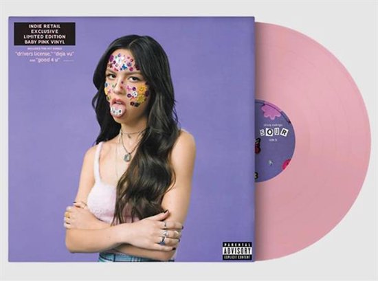 Couverture de l'album 'Sour' d'Olivia Rodrigo avec un disque vinyle rose. Olivia porte un haut rose pâle, un jean et des autocollants sur le visage. Le vinyle est rose pâle.