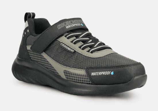 Zwarte sneaker met klittenband, grijze en witte accenten. 'Waterproof' logo op de zijkant.