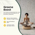 Vrouw mediteert in lotushouding in een lichte, schone omgeving. Tekst: Groene Boost.
