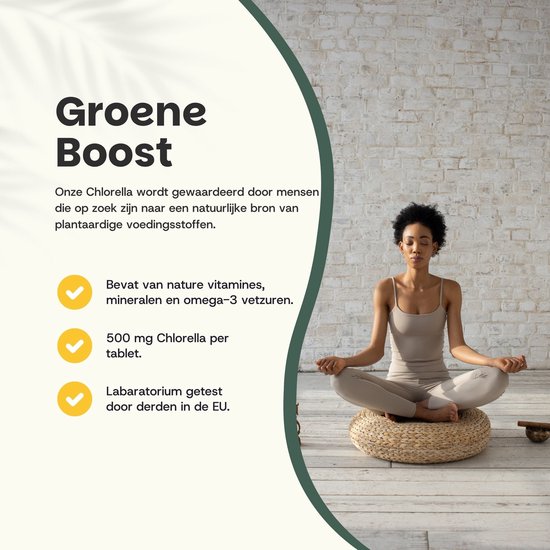 Vrouw mediteert in lotushouding in een lichte, schone omgeving. Tekst: Groene Boost.