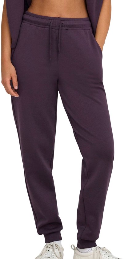 Mannequin portant un pantalon de survêtement violet avec cordon de serrage, poches et poignets.